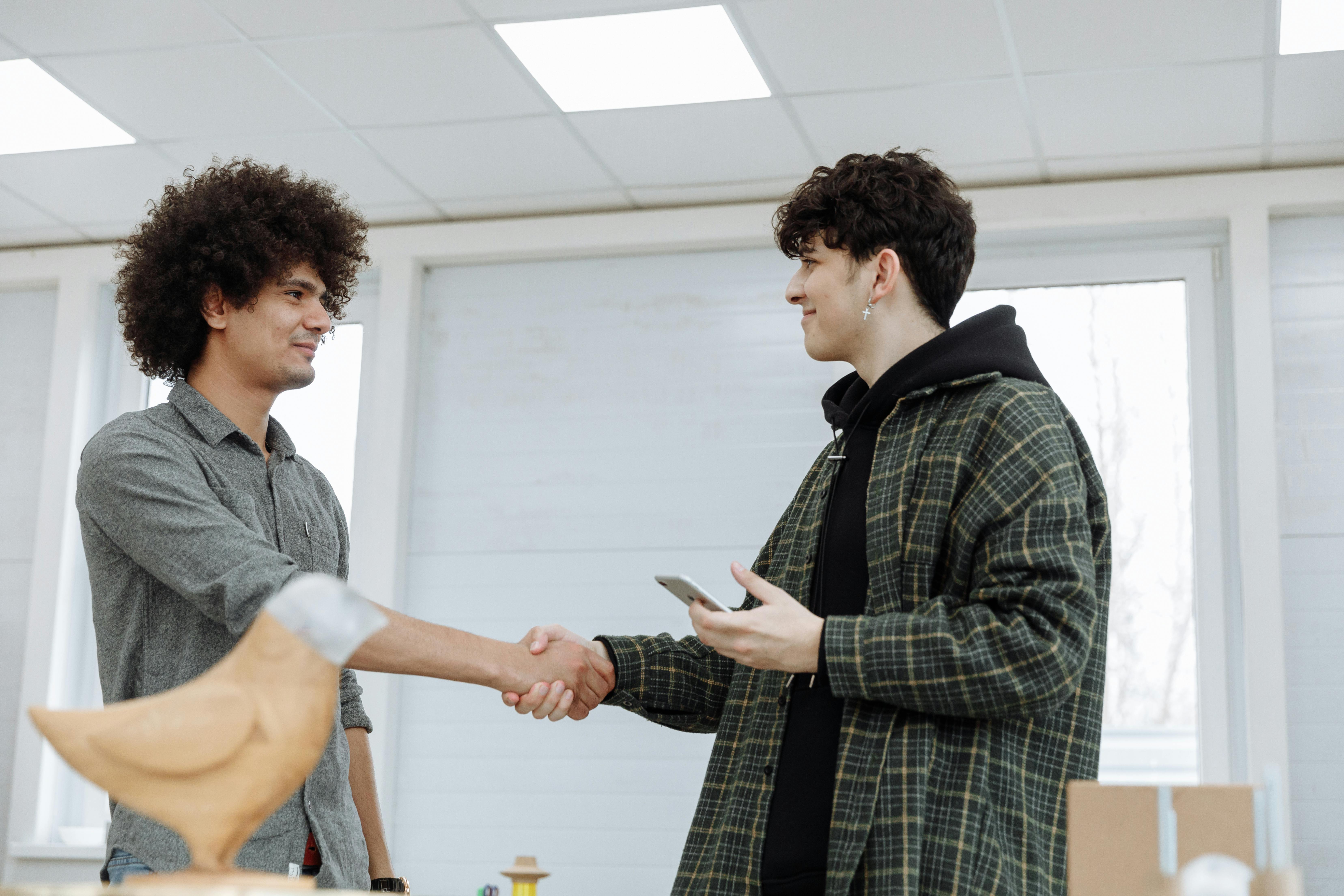 To personar som handhelsar