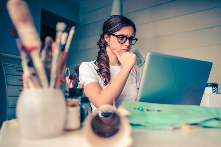 Ein konsentrert person som skriv på datamaskina si